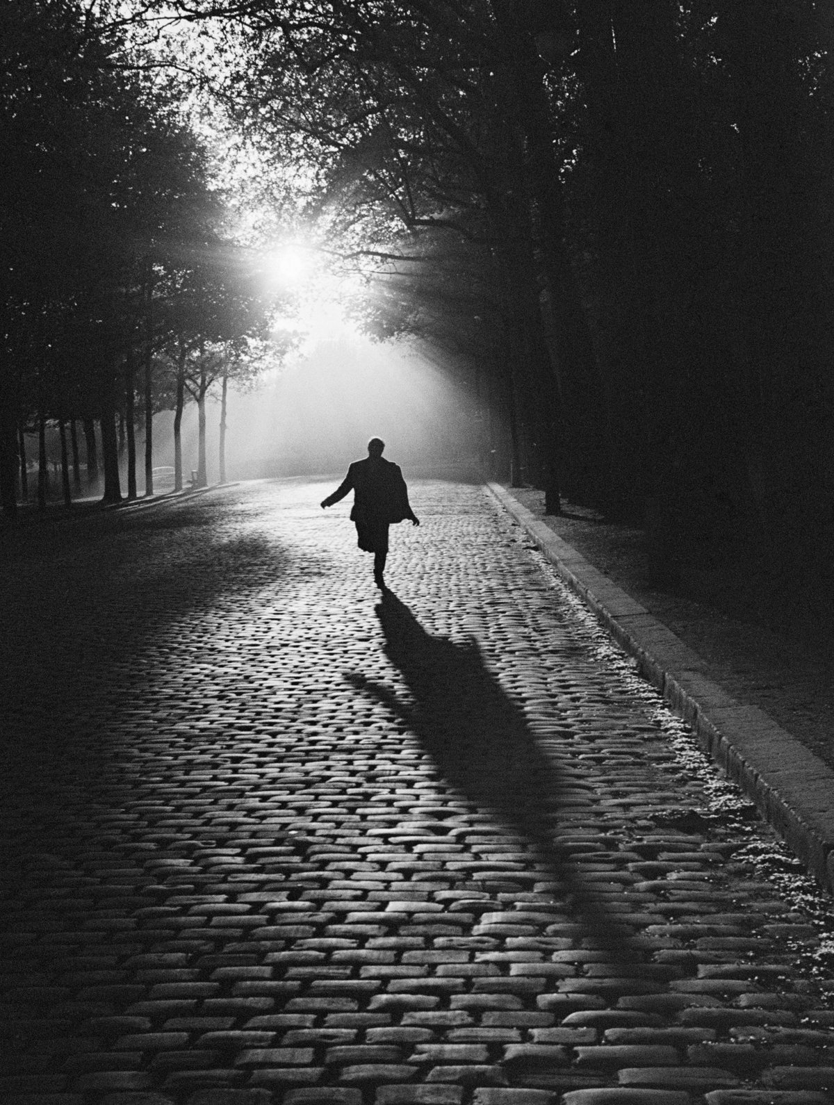 Sabine_Weiss_homme_qui_court_Paris_1953_©Sabine_Weiss-scaled.jpg