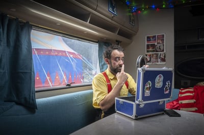 Yves-Leresche-Le-clown-Samuel-dans-sa-caravane-Evolene-VS-25-juillet-2023-de-la-serie-Avec-le-Cirque-Helvetia-©-Yves-Leresche-scaled.jpg